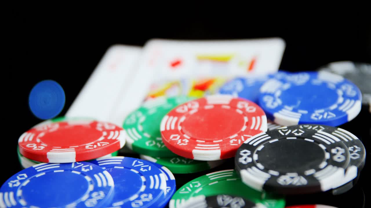cartas de juego y fichas de casino en la mesa de póquer 4k