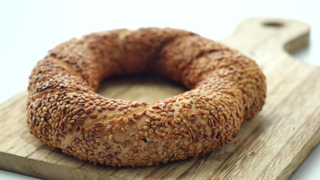 primer plano de un bagel de sésamo (simit) en una tabla de madera