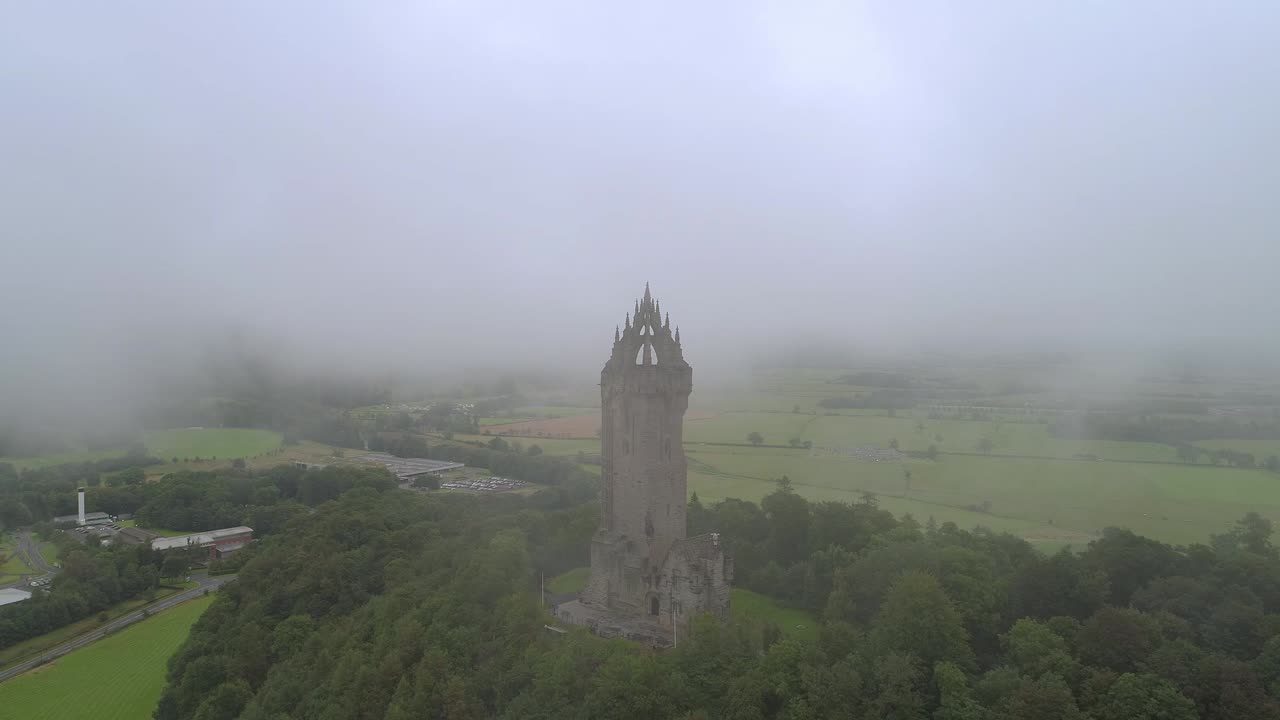 el monumento nacional de wallace, el monumento más famoso de stirling que se encuentra en el deber de abbey craig, una colina con vistas a stirling en escocia