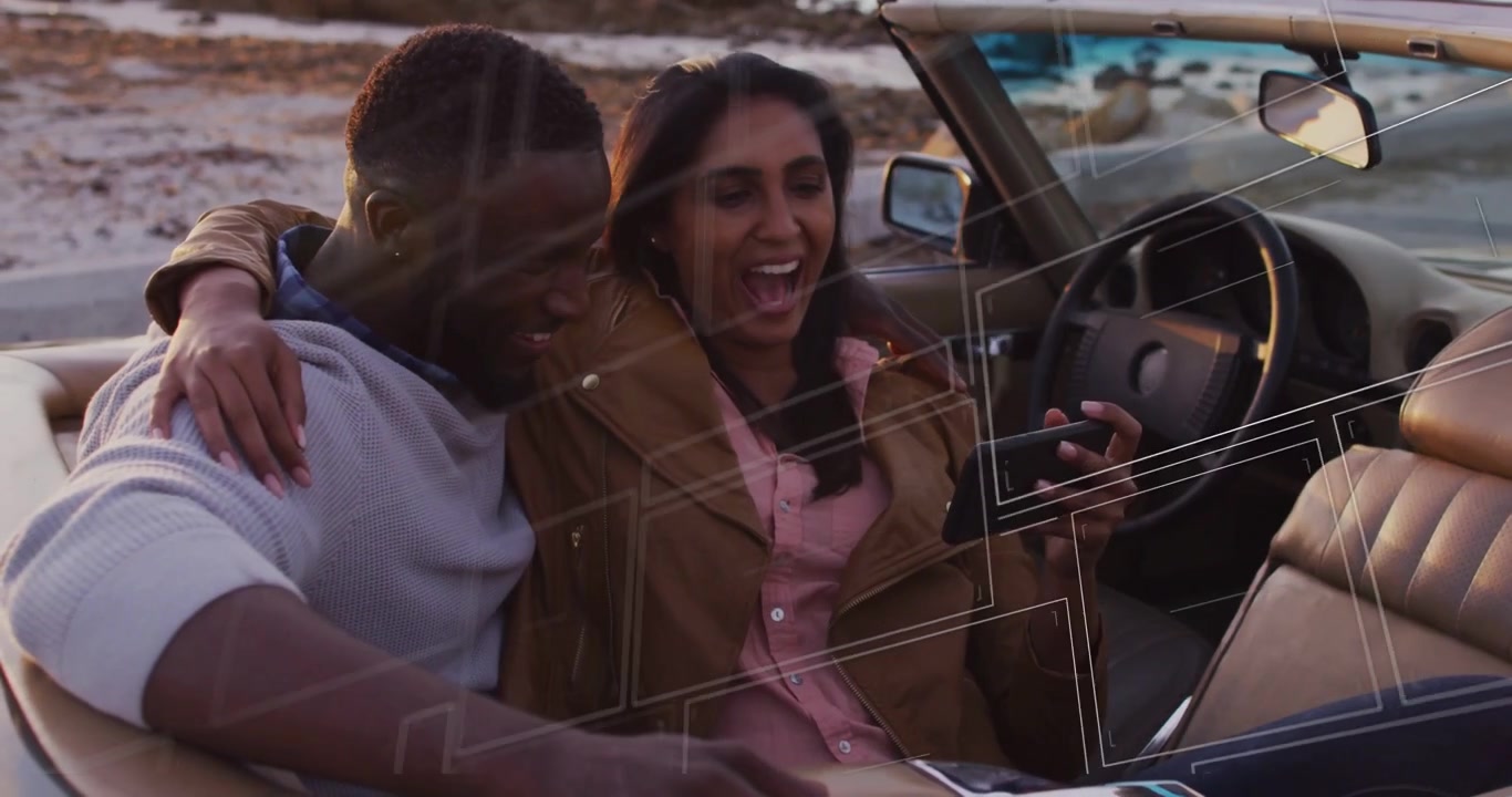Donna che tiene il telefono per un selfie, coppia che sorride mentre un overlay di dati HUD scorre sulla coppia, tecnologia