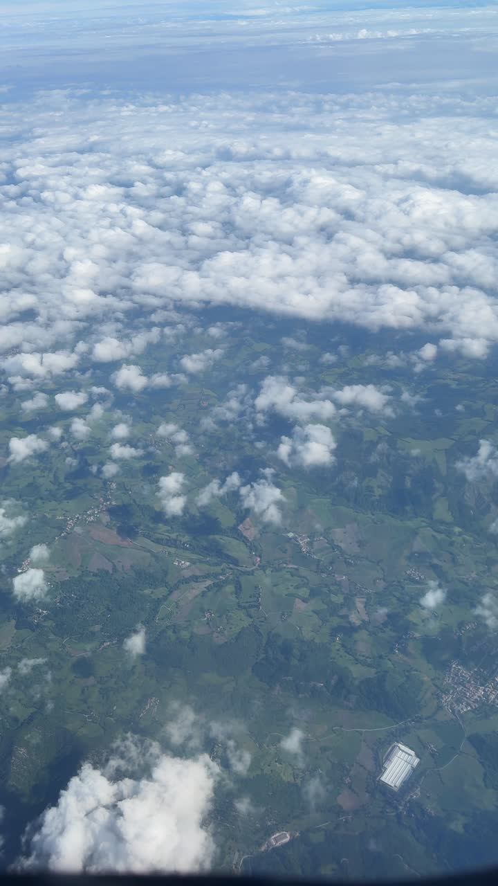 vista aérea de las nubes y el paisaje desde la ventana del avión