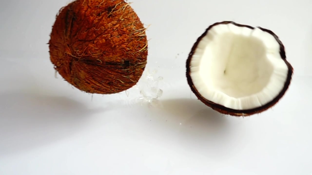 Cocco maturo e succoso che cade. Rallentatore.