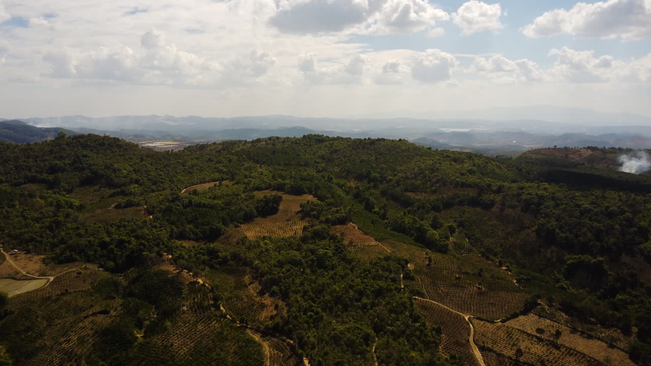 antena delante de la vista del maravilloso bosque en el parque nacional phuoc binh