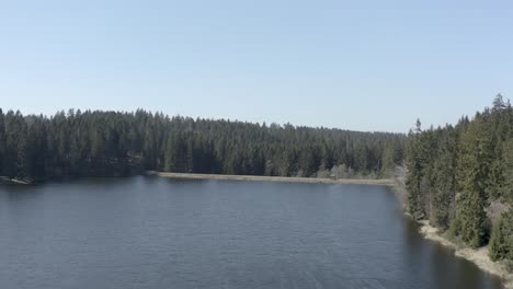 Caminatas-A-Lo-Largo-De-Hermosos-Lagos-En-El-Parque-Nacional-De-Harz-En-Alemania,-Europa