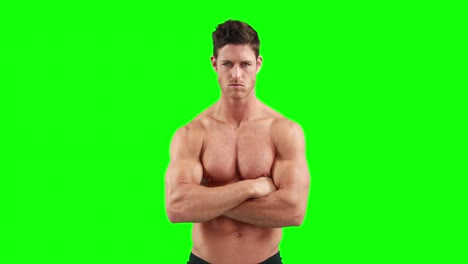 hombre musculoso con los brazos cruzados