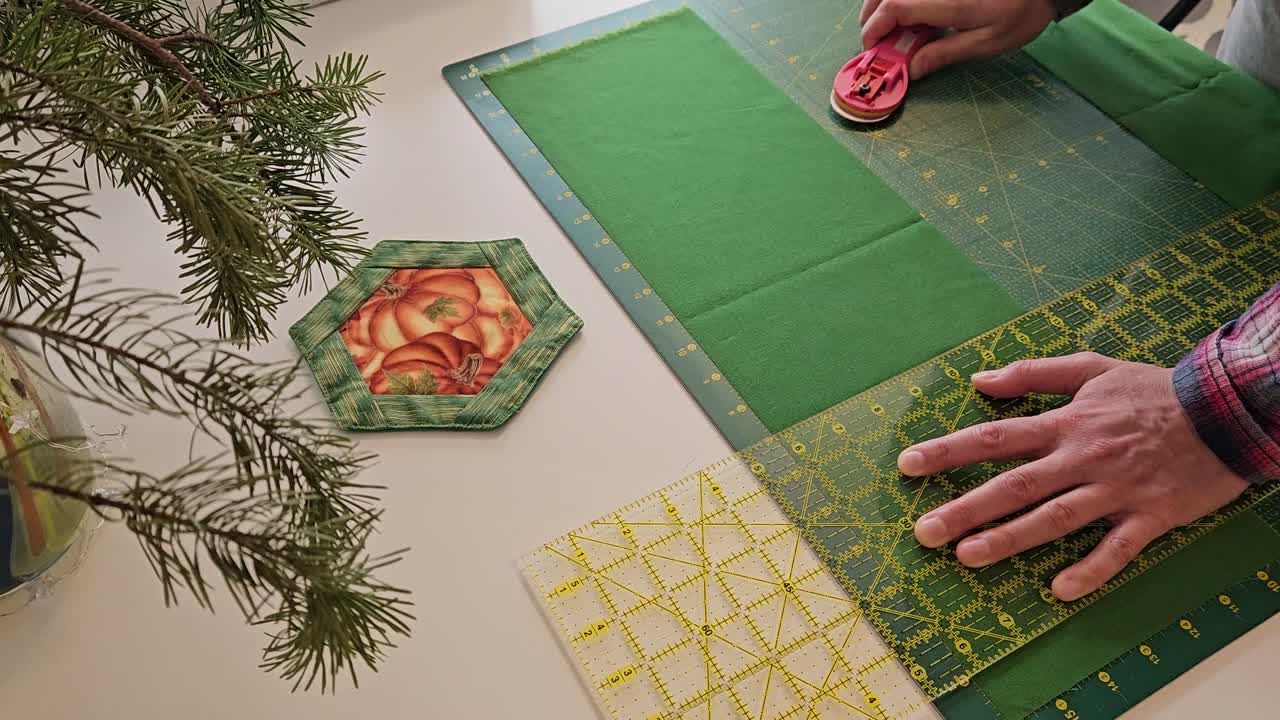 proceso de creación de colchas de patchwork - corte de la tela en bloques