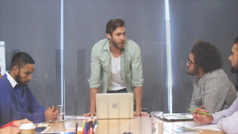 animación del procesamiento de datos financieros sobre diversos colegas en una reunión en la oficina