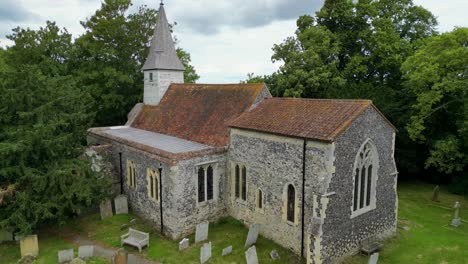 Ein-Push-In-Schuss-über-Einem-Friedhof-In-Richtung-All-Saints-Church-In-West-Stourmouth