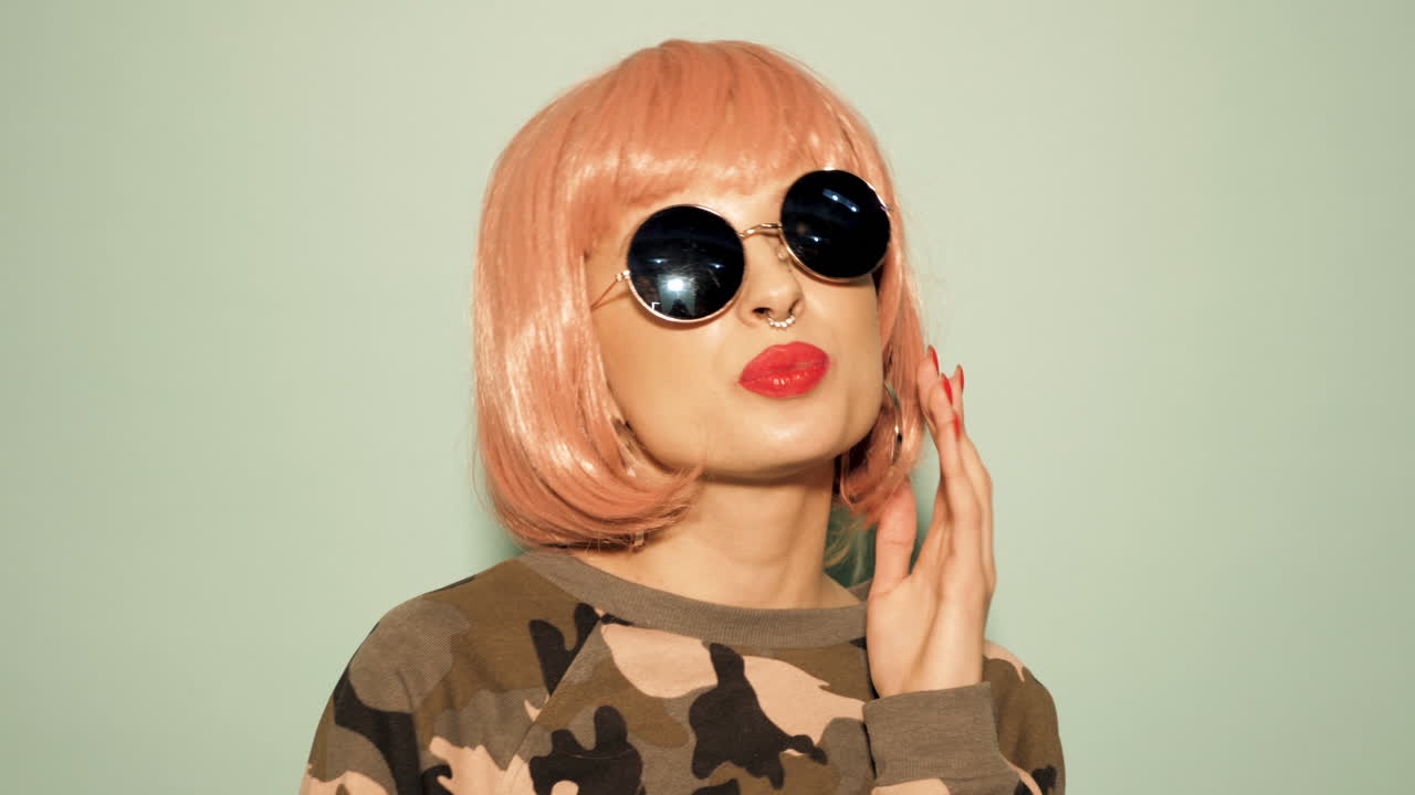 분홍색 가발과 선글라스를 입은 세련된 여성