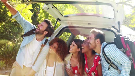 Grupo-De-Amigos-Tomándose-Un-Selfie-Desde-El-Maletero-Del-Coche