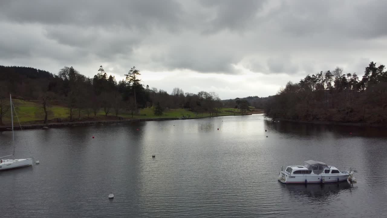 Rekaman udara sinematik Fell Foot di Danau Windermere, sebuah taman tepi danau dengan pemandangan Pegunungan Cumbria yang menakjubkan.