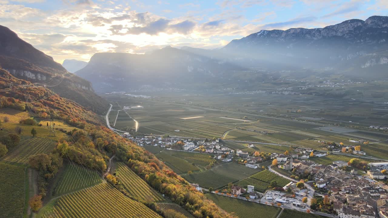 drone aéreo sobre los viñedos sobre un valle masivo en otoño en tirol del sur