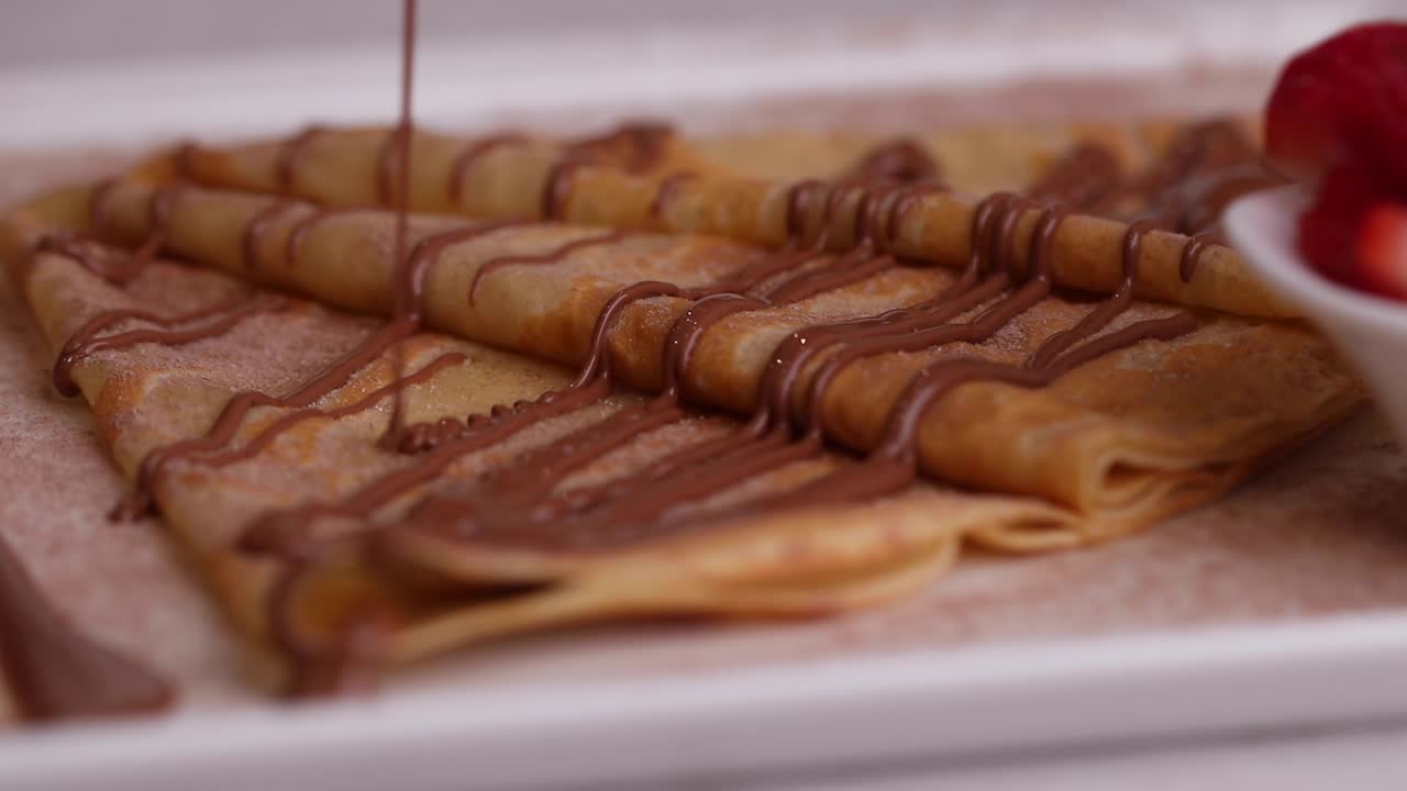 오븐에서 요리하는 신선한 크레이프