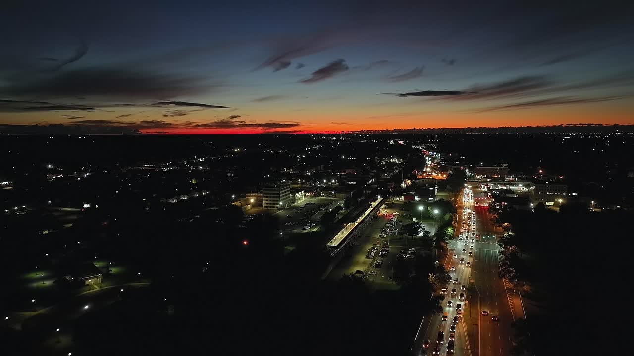 una vista aérea de un largo ferrocarril de la isla y la carretera del amanecer al amanecer