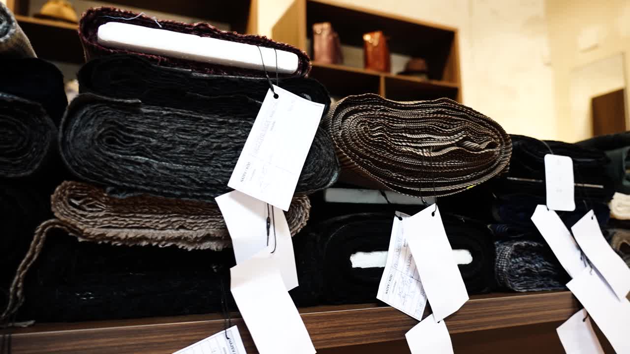 muestras de telas de moda de diferentes colores y texturas en el taller de sastre