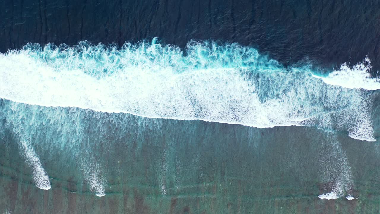 Big white waves of ocean splashing and foaming on colorful shore of tropical coastline in Hawaii, copy space with sea texture