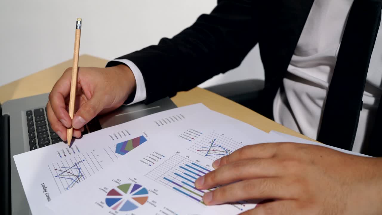 plan de negocios reunión equipo para trabajar en la oficina, papel blanco es el informe de resumen del plan de documento, el papel en la computadora portátil.