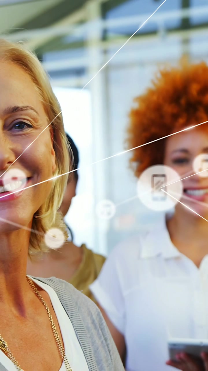 Donna che tiene un tablet, la telecamera si sposta, una bionda si muove, un overlay collega telefoni e chat per il marketing.