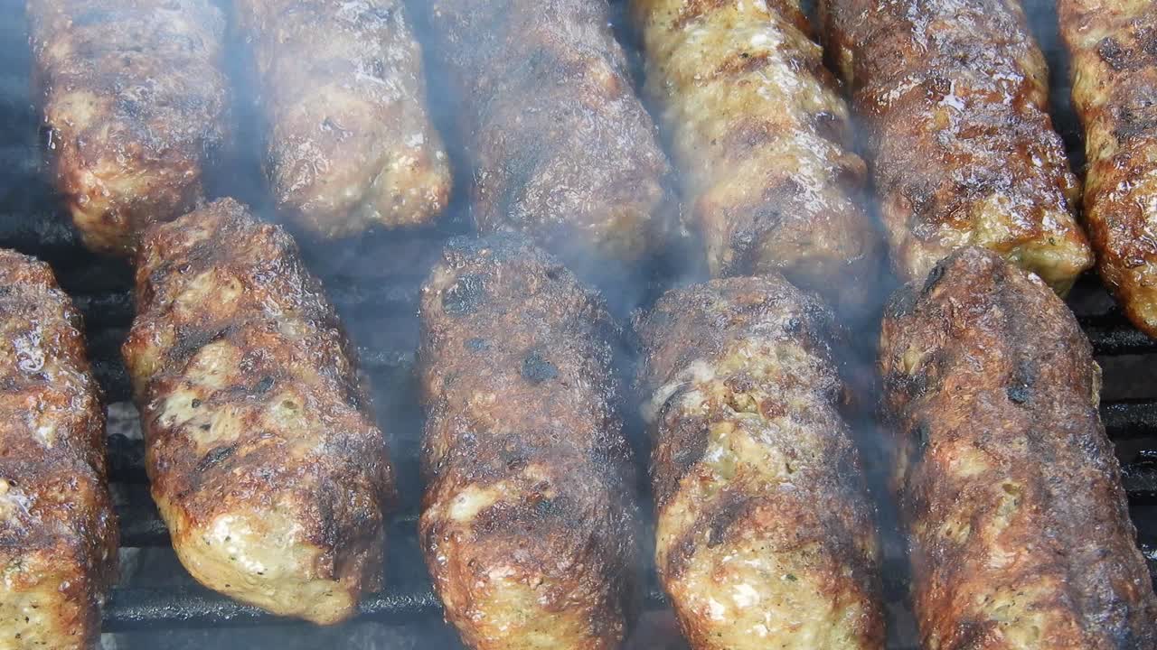 그릴에 있는 전통 음식 미트볼 "mici"
