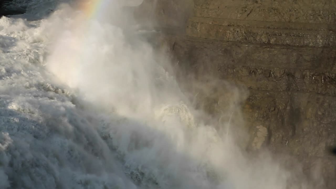 폭포 꼭대기의 무지개