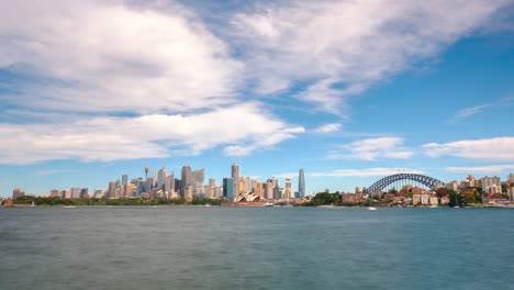 Langsamer-Zoom-Zeitraffer-über-Den-Hafen-Von-Sydney-In-Richtung-Opernhaus