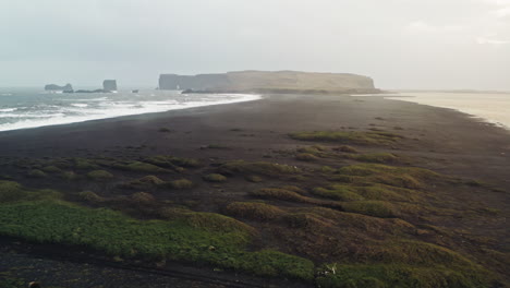 Filmische-Drohnenaufnahme-Aus-Der-Luft-Vom-Schwarzen-Sandstrand-Von-Reynisfjara,-Vik-–-Island