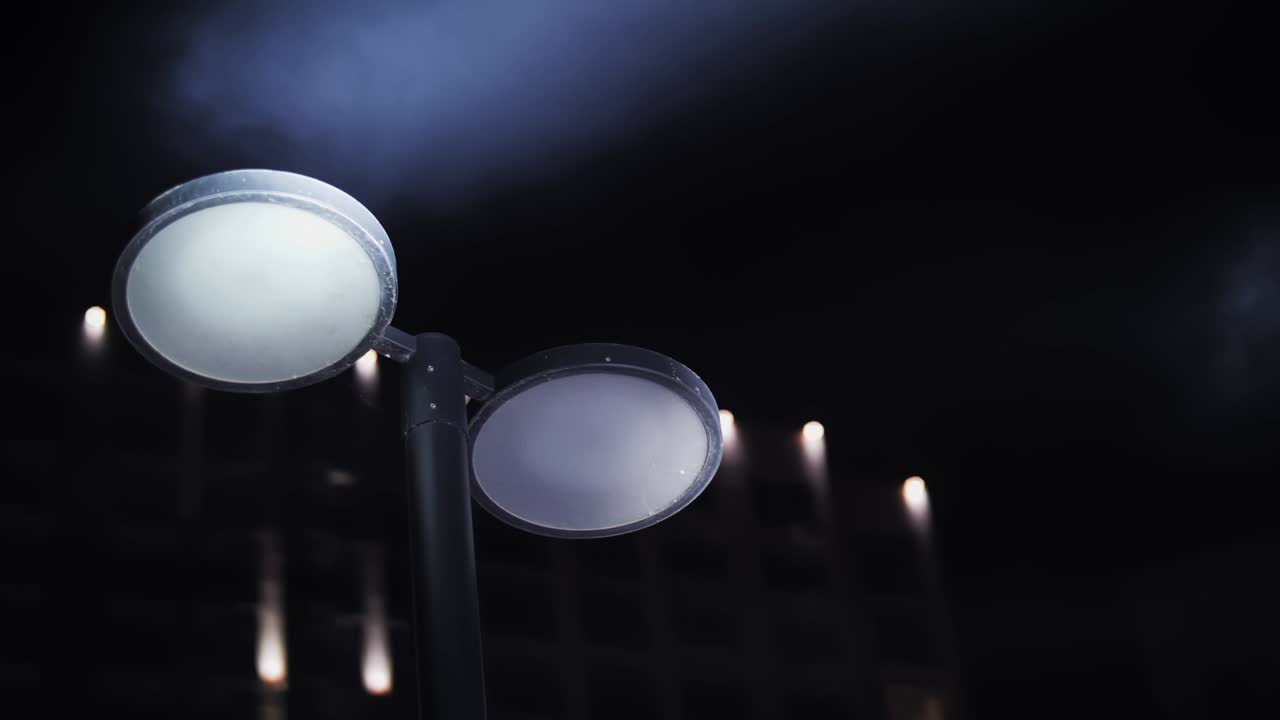 연기 속의 거리 램프의 영상