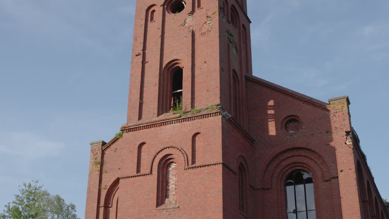 Vecchia torre della chiesa in mattoni
