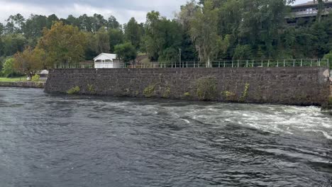 Canal-De-Augusta-Georgia-Debajo-De-La-Puerta-Principal-Y-La-Cerradura