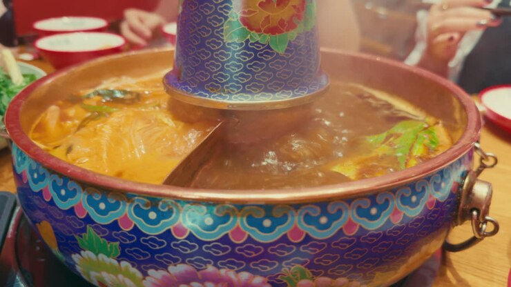 Cucina tradizionale cinese hotpot a Wuzhen, Cina, con brodo fumante