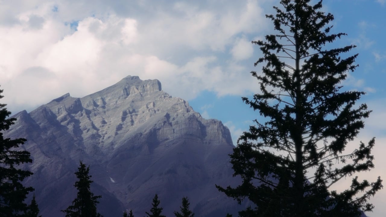 Sole che splende sul Monte Cascade nel Parco Nazionale di Banff, Canada.