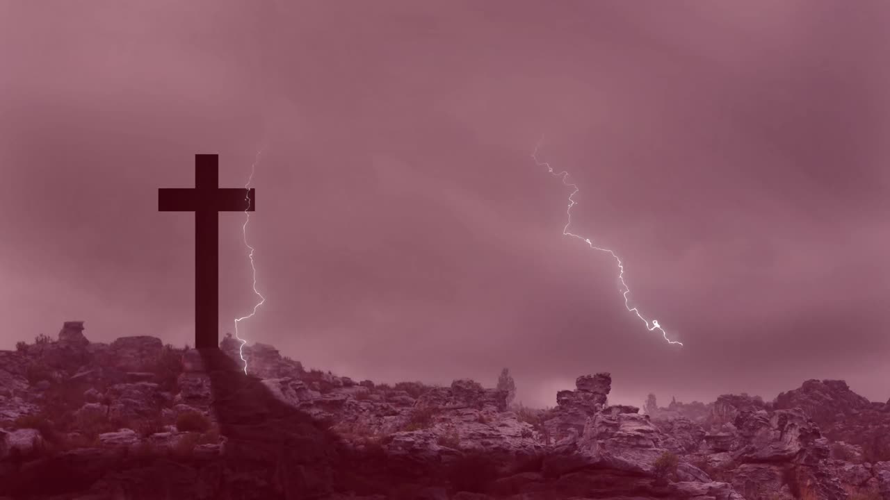 하늘의 구름에 대한 크로스 위의 천둥 효과의 디지털 구성