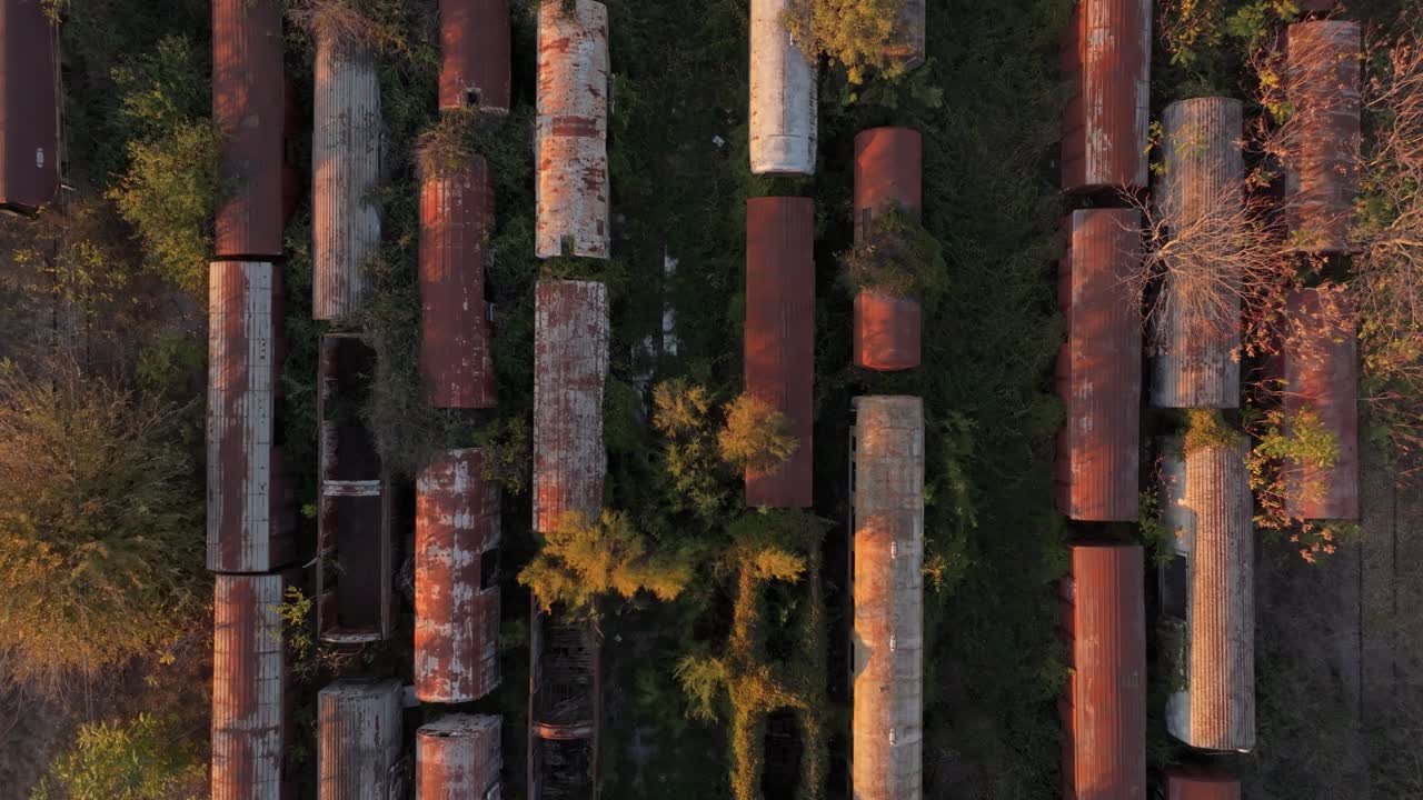 Solnedgangspanorama over rustne togrester og skovområde, Grækenland
