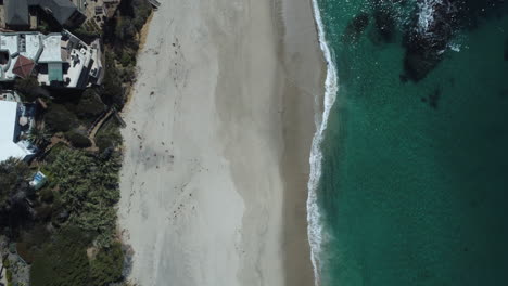tiro de drone mirando hacia abajo en la arena blanca en laguna beach, california