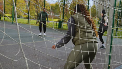 mujeres jugando al fútbol