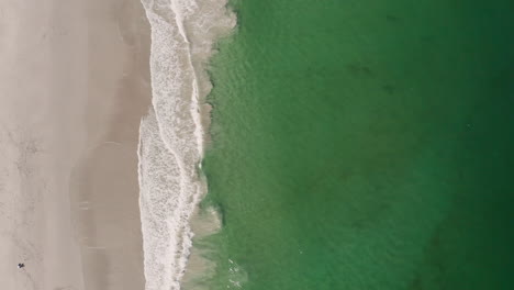 Vista-Aérea-De-La-Playa-De-Llandudno-En-Verano-En-El-Cabo-Occidental,-Sudáfrica