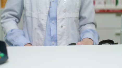 Woman-working-at-the-pharmacy