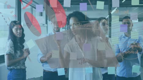 animación de la interfaz que muestra gráficos e información con colegas de negocios tormenta de ideas