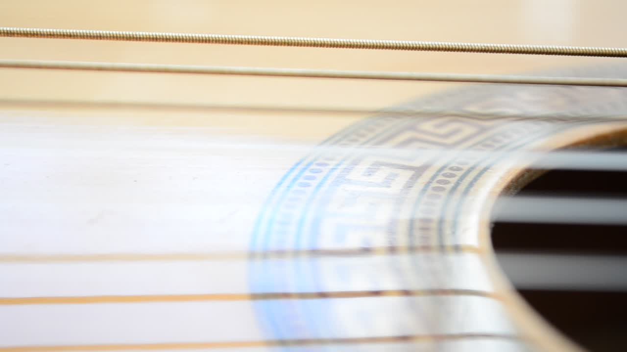 Cordes et guitare. Photographie d'une guitare.