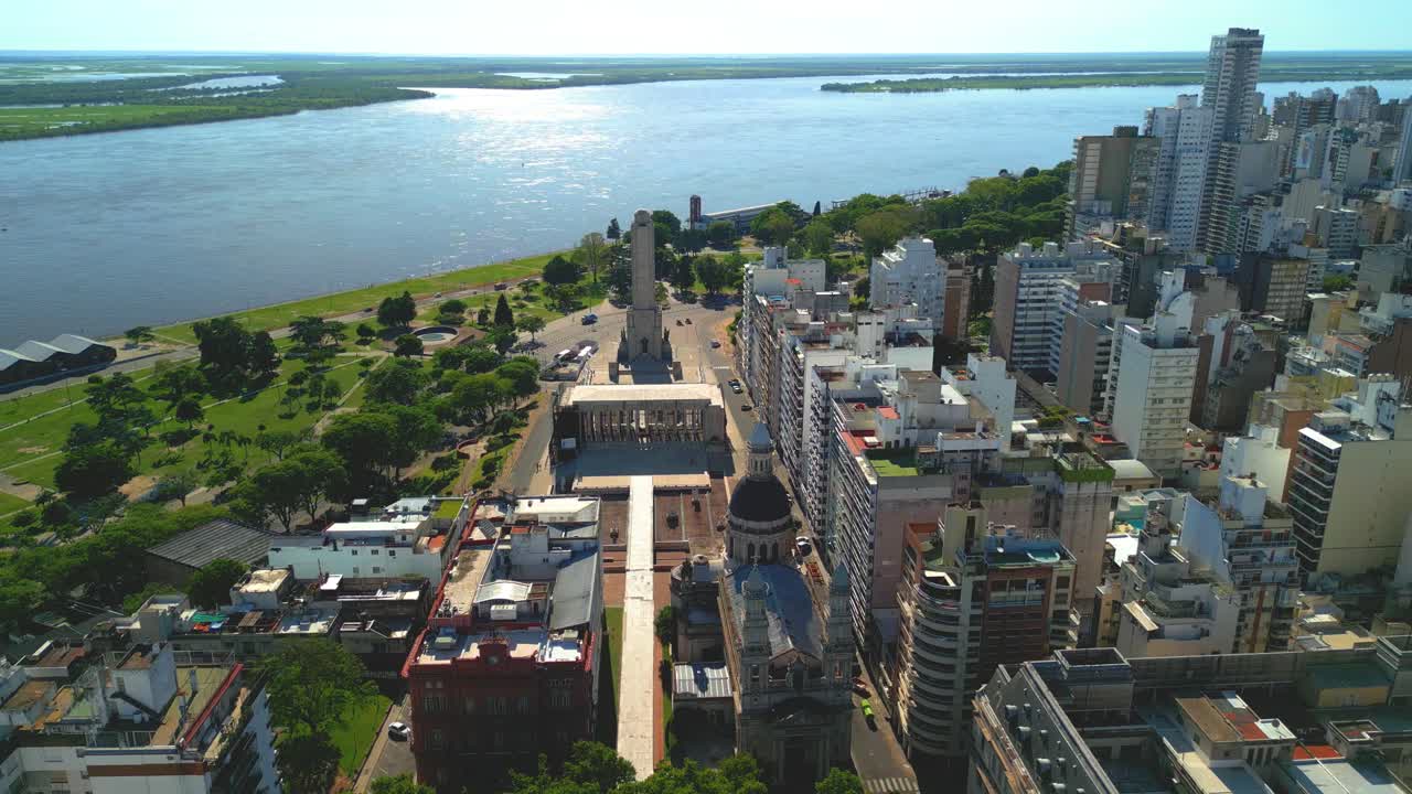 아르헨티나 로사리오 산타페 지방에서 드론으로 촬영된 도시 항공 사진, 파라나 강의 풍경, 국가 발 기념물