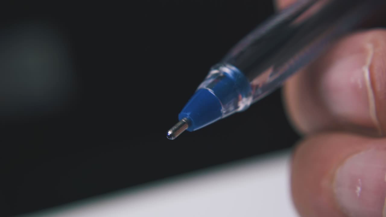 persona se quita la gorra azul de la pluma de bola en un fondo borroso