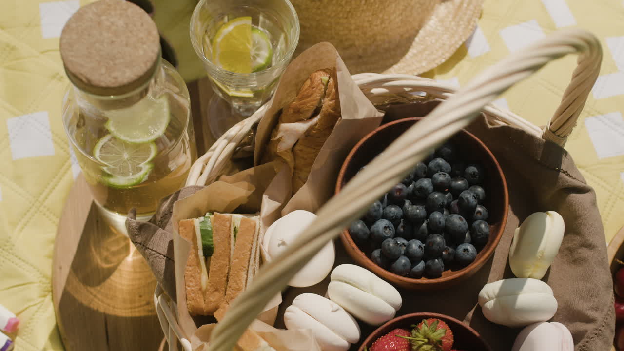 Picnic basket with food and drinks