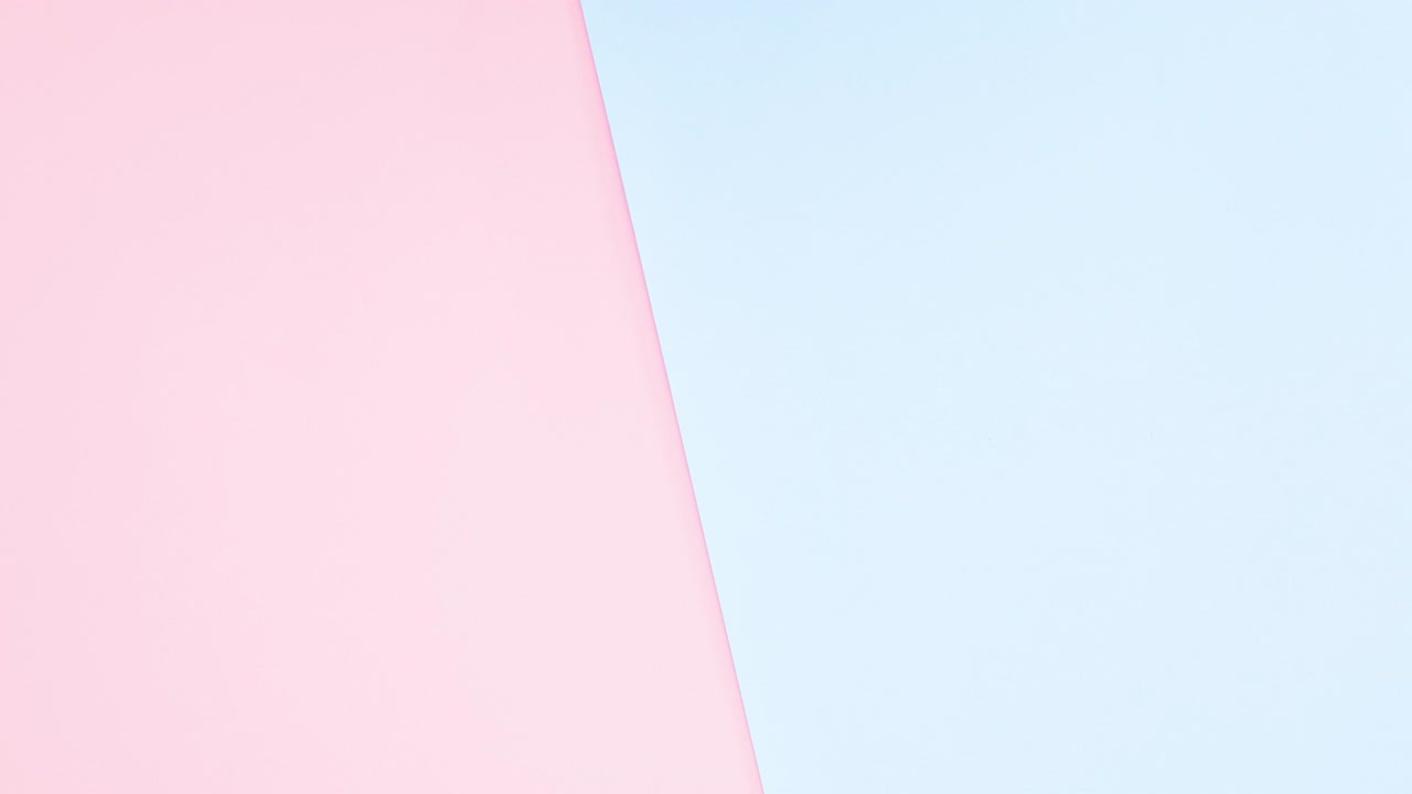 헤어 드라이어와 헤어 브러쉬가 파란 분홍색 테마에 나타납니다. 움직임을 멈추십시오