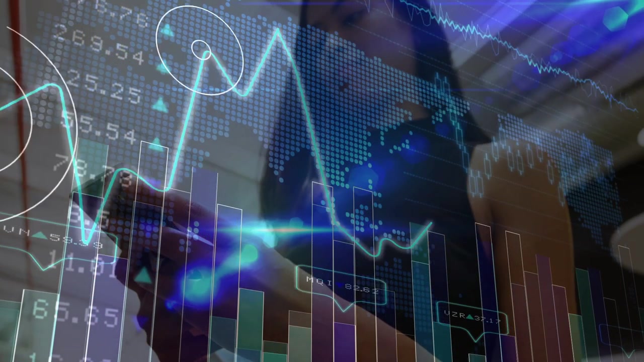 Video vertical: Mujer tocando el teléfono en la oficina, gráficos financieros actualizándose y monitoreando datos del mercado
