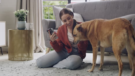 mujer feliz usando teléfono y tarjeta de crédito para hacer