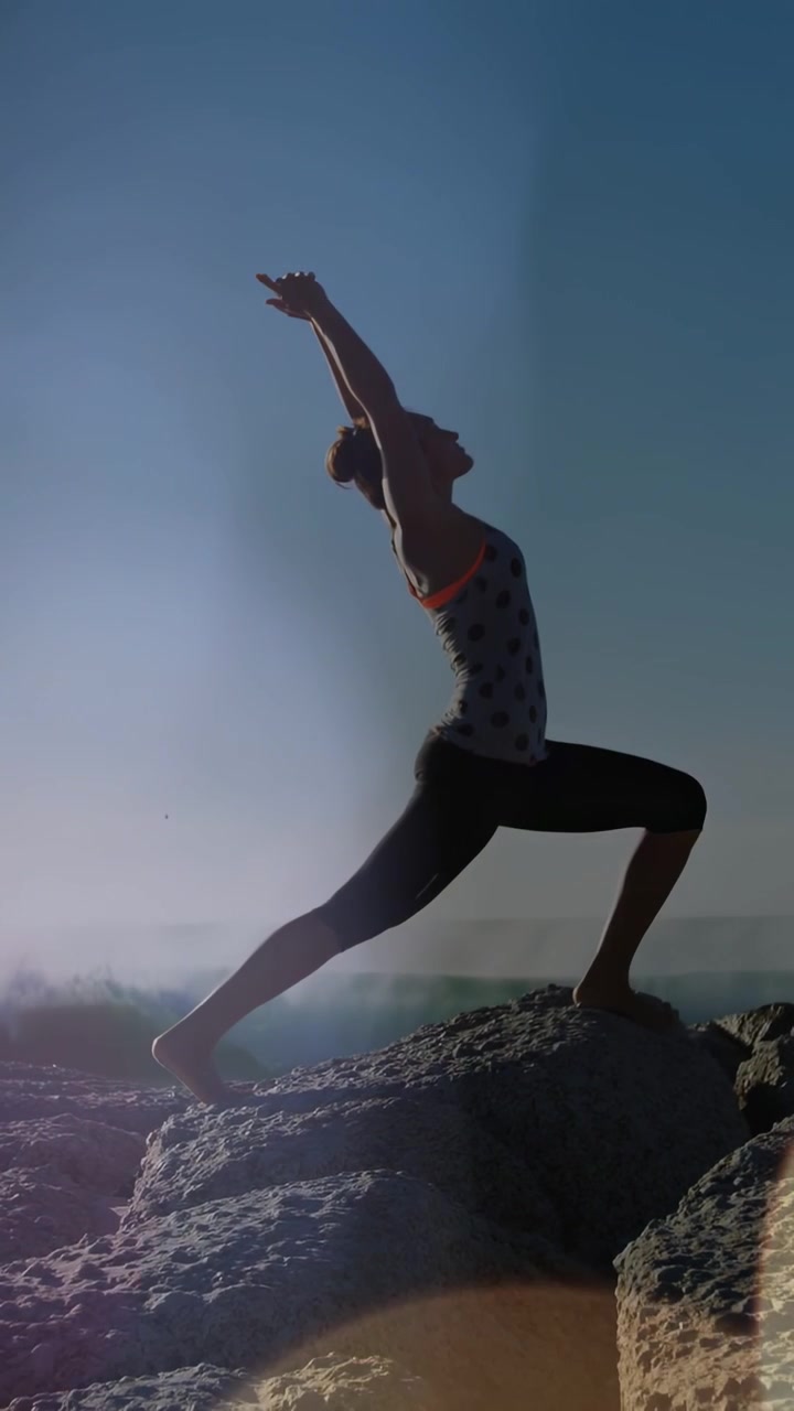 Video verticale: Donna che inizia un affondo, spostando il peso su una roccia, bokeh che sovrappone la silhouette, fitness.