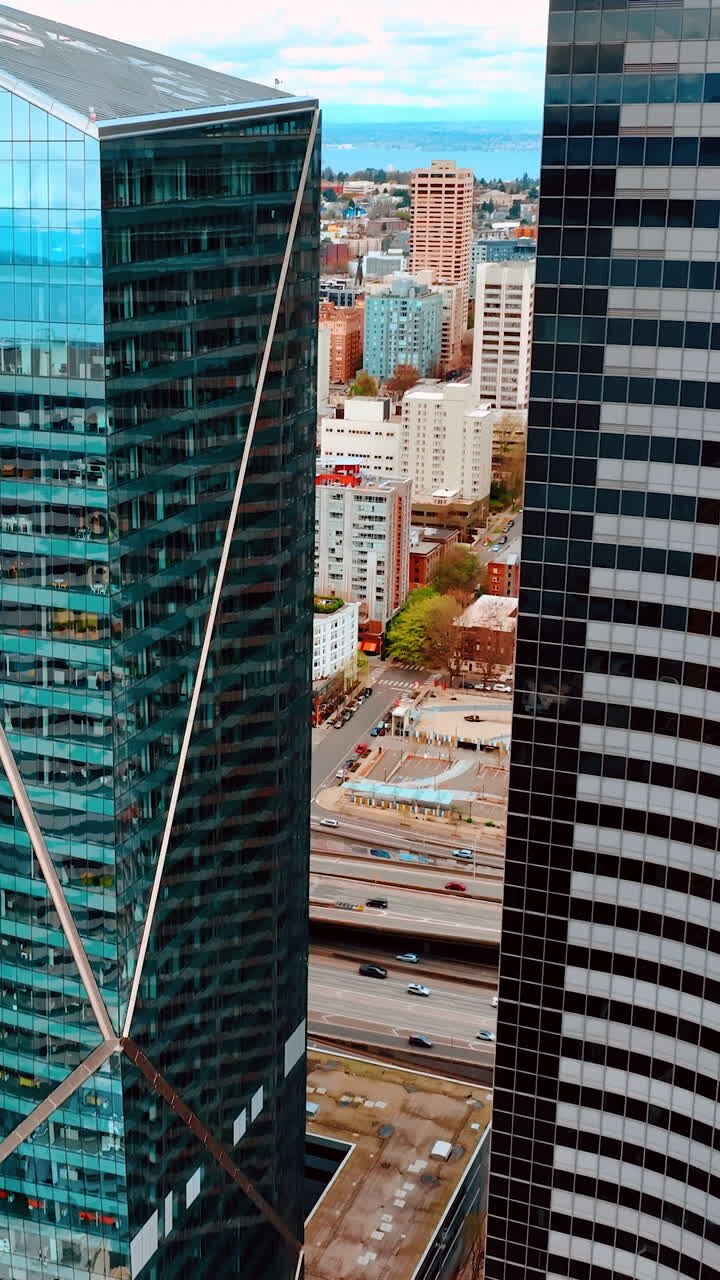 Vista aérea de centro comercial em cidade. Distrito moderno americano de Seattle. Vídeo vertical.
