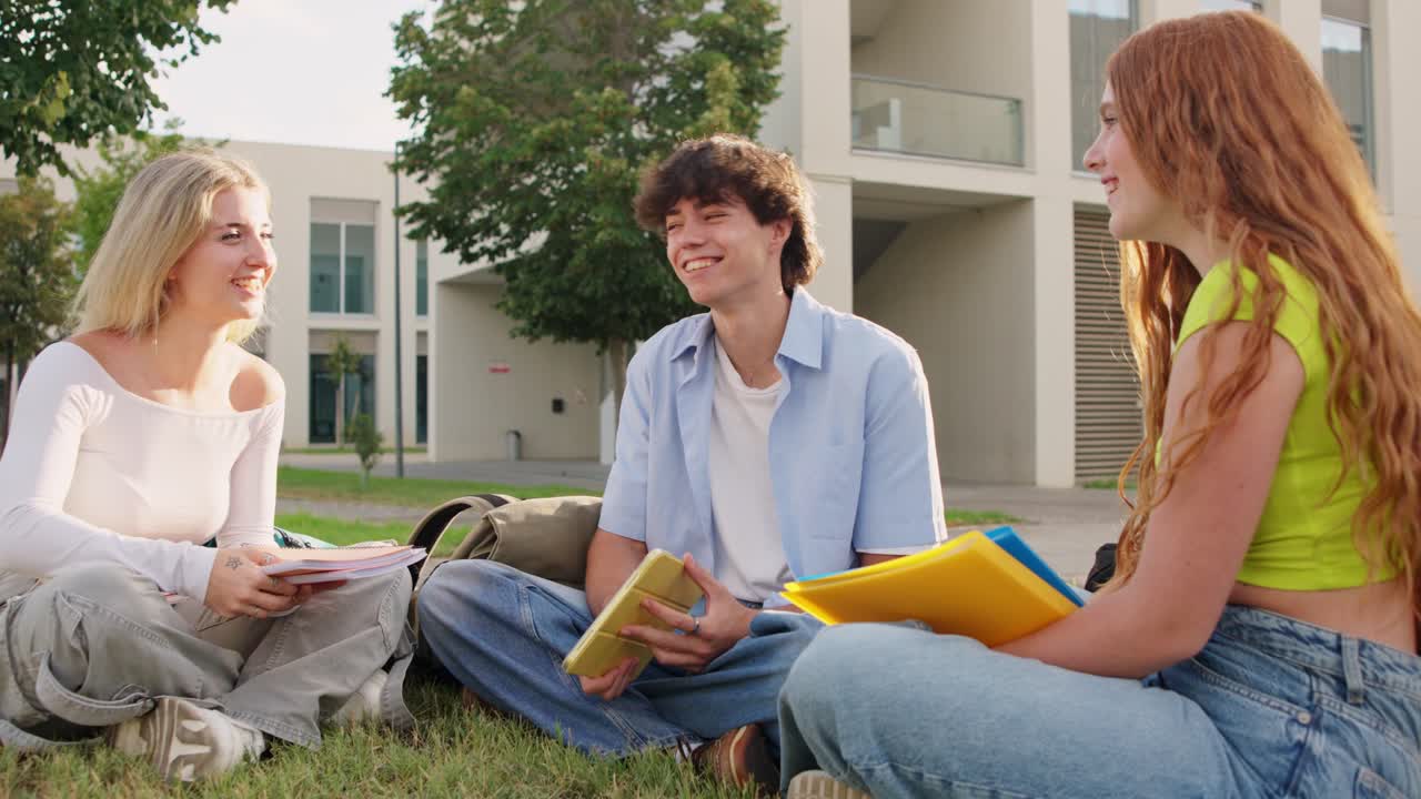 대학생들이 캠퍼스에서 이야기하고 있습니다.