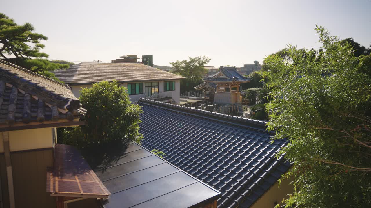 일본 시골 동네의 은 오후, 배경에는 본초지 사원이 있습니다.