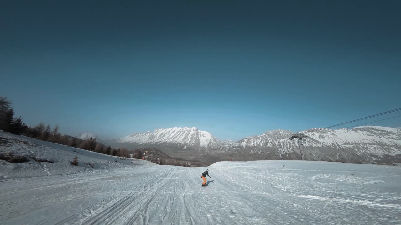 toma de seguimiento fpv de un snowboarder que viaja hacia abajo